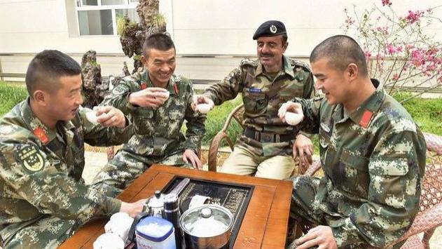 我国“最和谐”的边境线，两国士兵亲如兄弟，时不时跨境蹭饭聊天