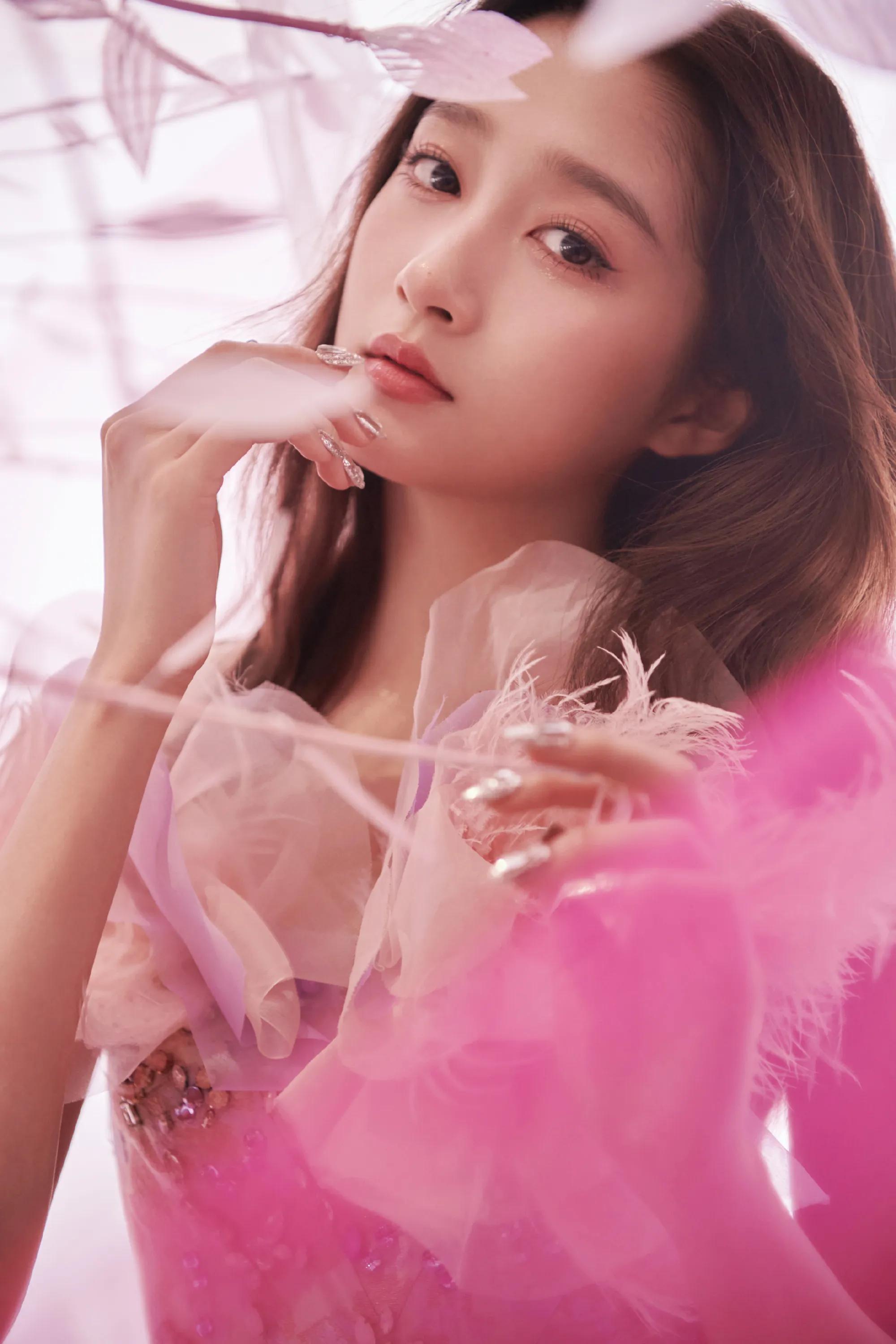 关晓彤春晚花仙子造型：姣美的公主彤
