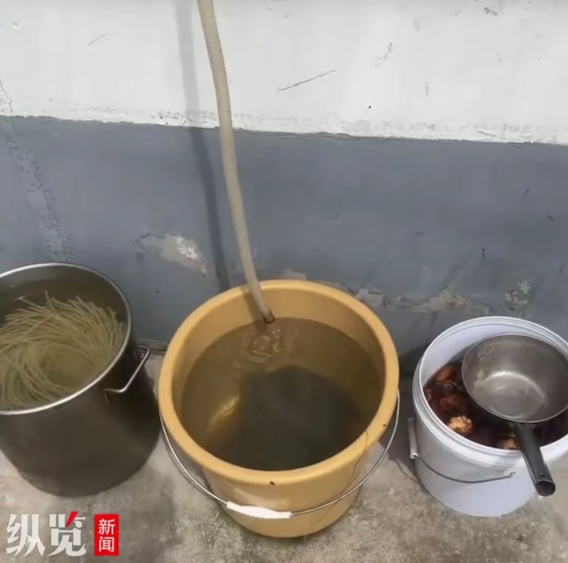 江苏连云港，一家餐馆被曝出后厨有一根从墙内伸出的管子持续往水桶里滴着水，桶里泡着