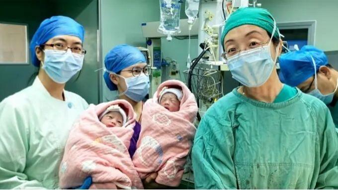 56岁妈妈平安产下双胞胎！祝福！