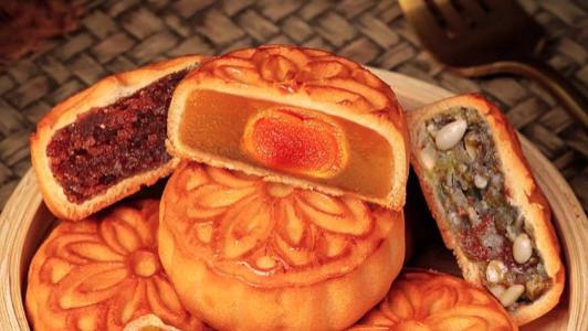 月饼“大乱斗”：老字号VS新势力，谁才是“离谱之王”？