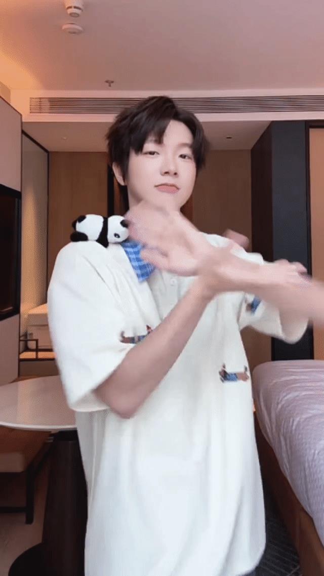 内娱没人了吗，
竟让我刷到这俩不知道哪冒出来的小鲜肉，
他们是谁呀！
扭着胯跳手