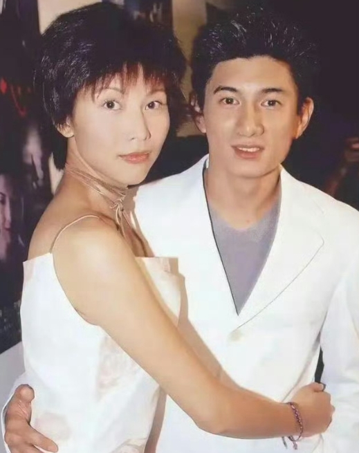 细数吴奇隆的三段情感经历！
一、初恋：蔡少芬，出生于1973年，今年51岁，演员