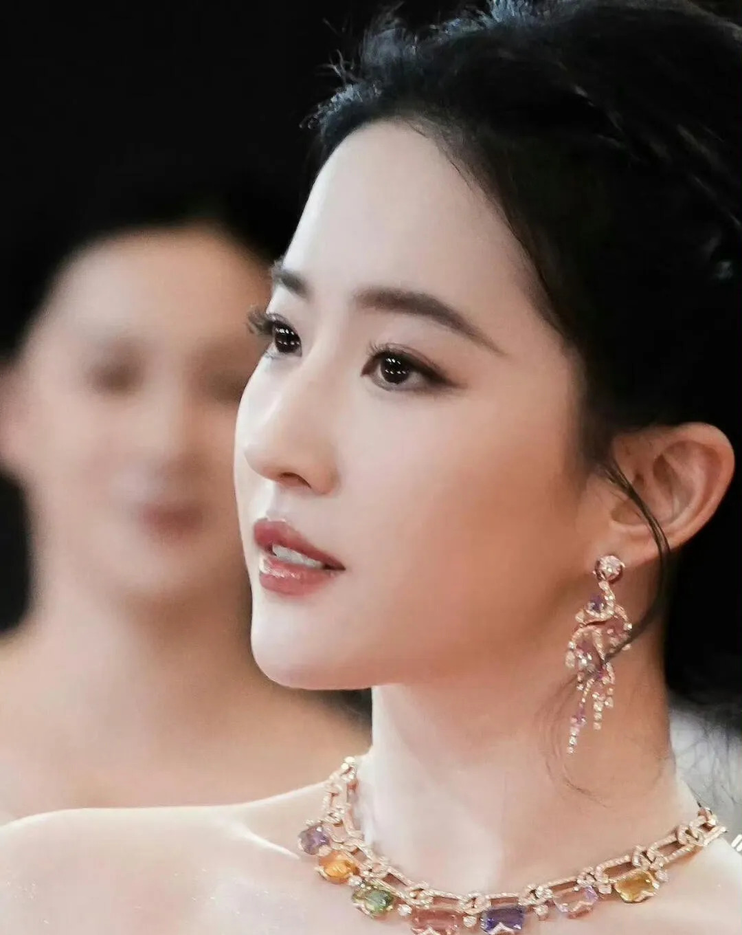 刘亦菲选剧本眼光真毒辣











我的天哪！娱乐圈85花集体翻车，刘