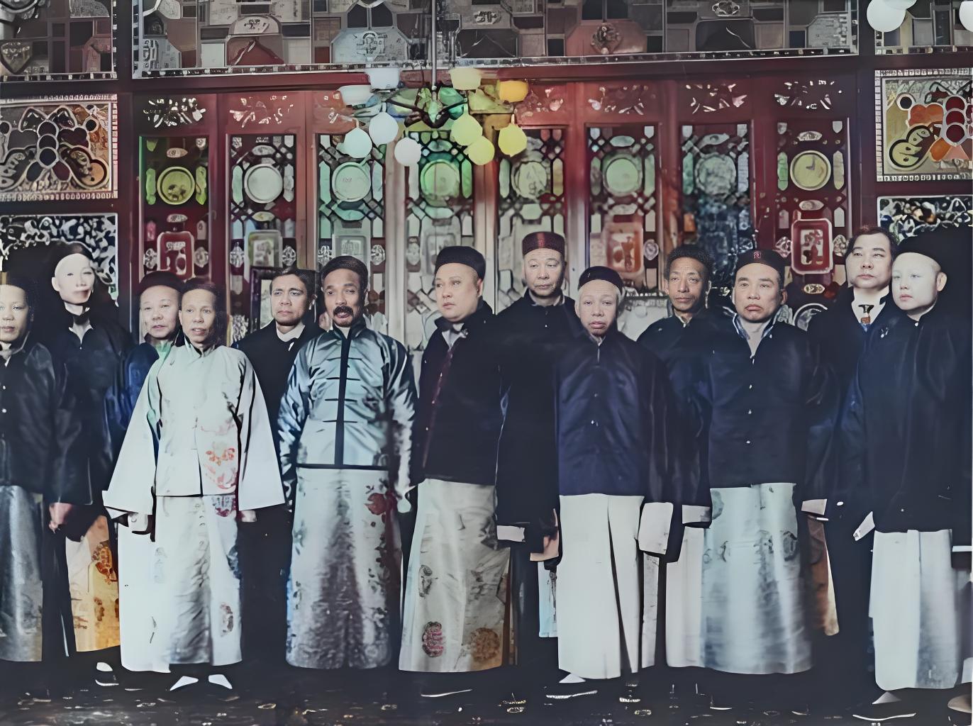 这张照片呈现的是旧金山中华联合慈善总会（六公司）的官员。“六公司” 由旧金山六大