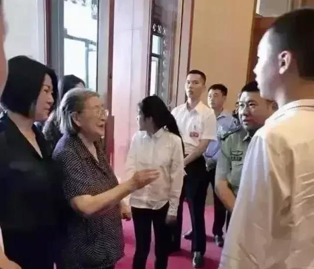 这个认真地听李敏老人讲话的小伙子，已经是一个革命军人了！
冬日的阳光透过窗户洒在