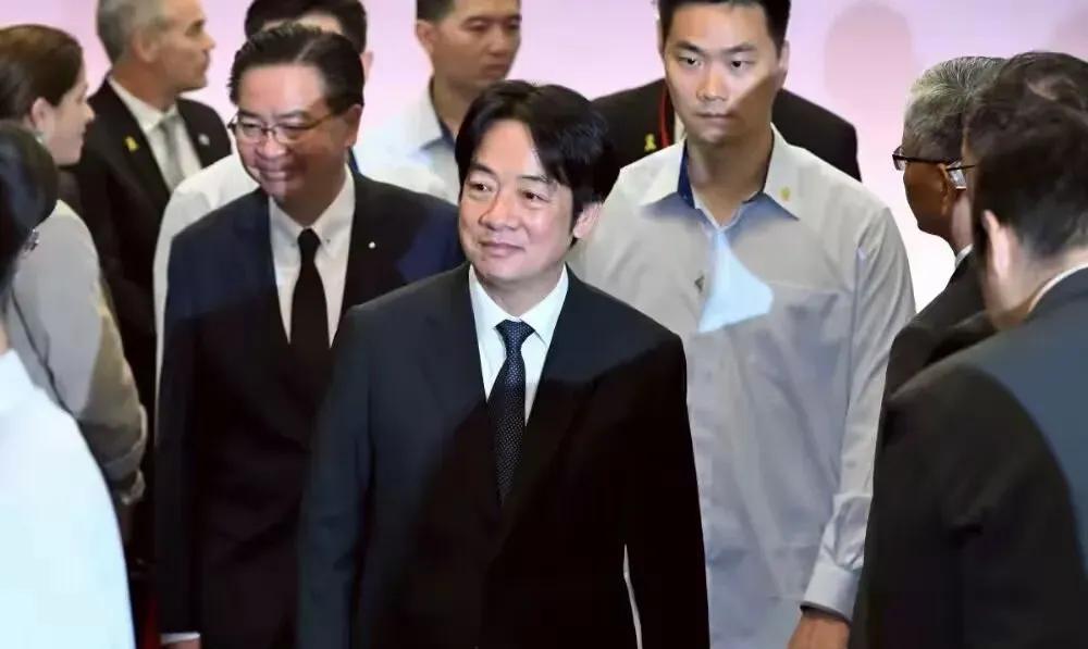 台湾堕落到今天这个地步！岛内的蓝绿两党都不自我反思，还热衷于大罢免与反罢免。
也