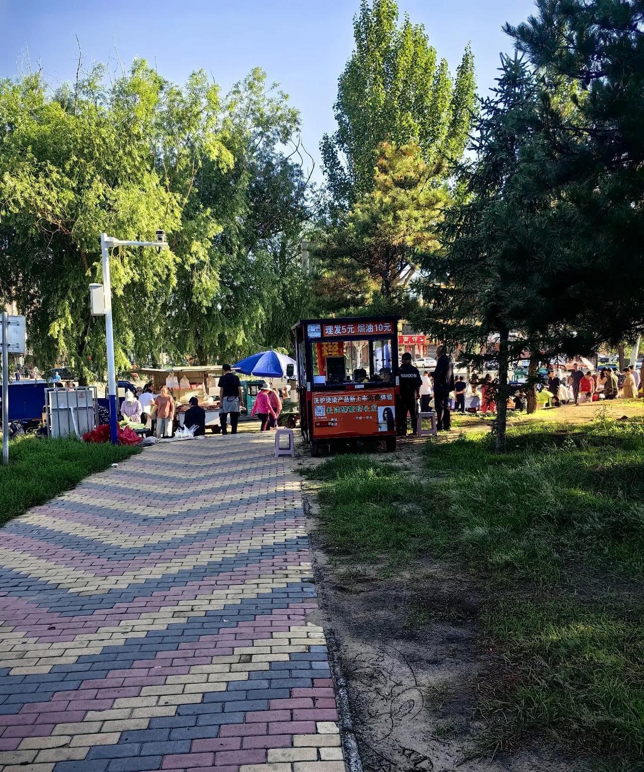 早市上理发的小车。
早市西侧的台阶上，经常停着一辆理发的小车。价格便宜，每天生意