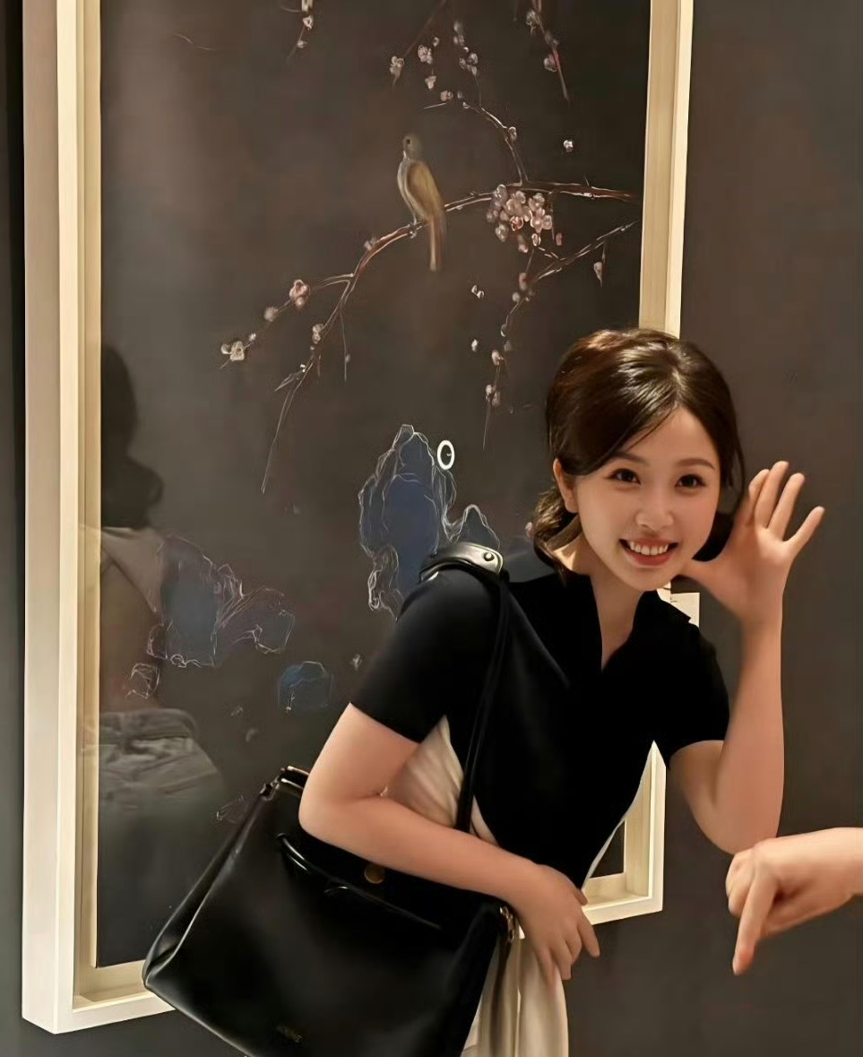 背后的镜子不是全给暴露了吗…
