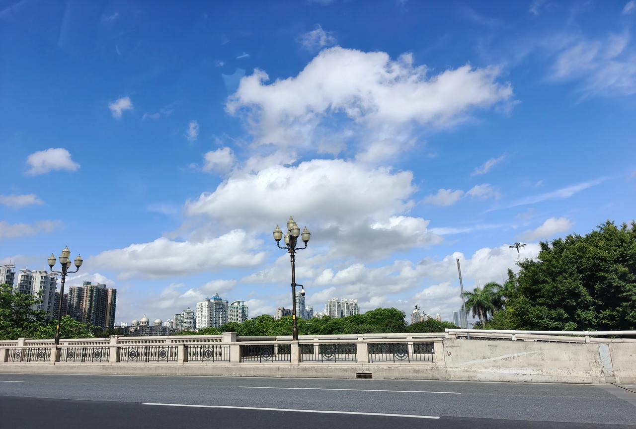 能被岁月眷顾的，一定是那些内心温和纯善的人，因为慈悲、所以美好。
愿你做个在时光