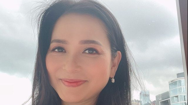 香港知名女星拍戏有两“不接”，54岁依旧好靓好可爱未婚无孩