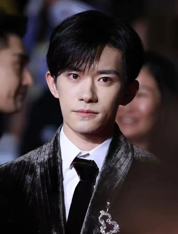 25岁的易烊千玺，我不佩服他的资源，不佩服他的演技，我唯一佩服的是，他红了以后淡