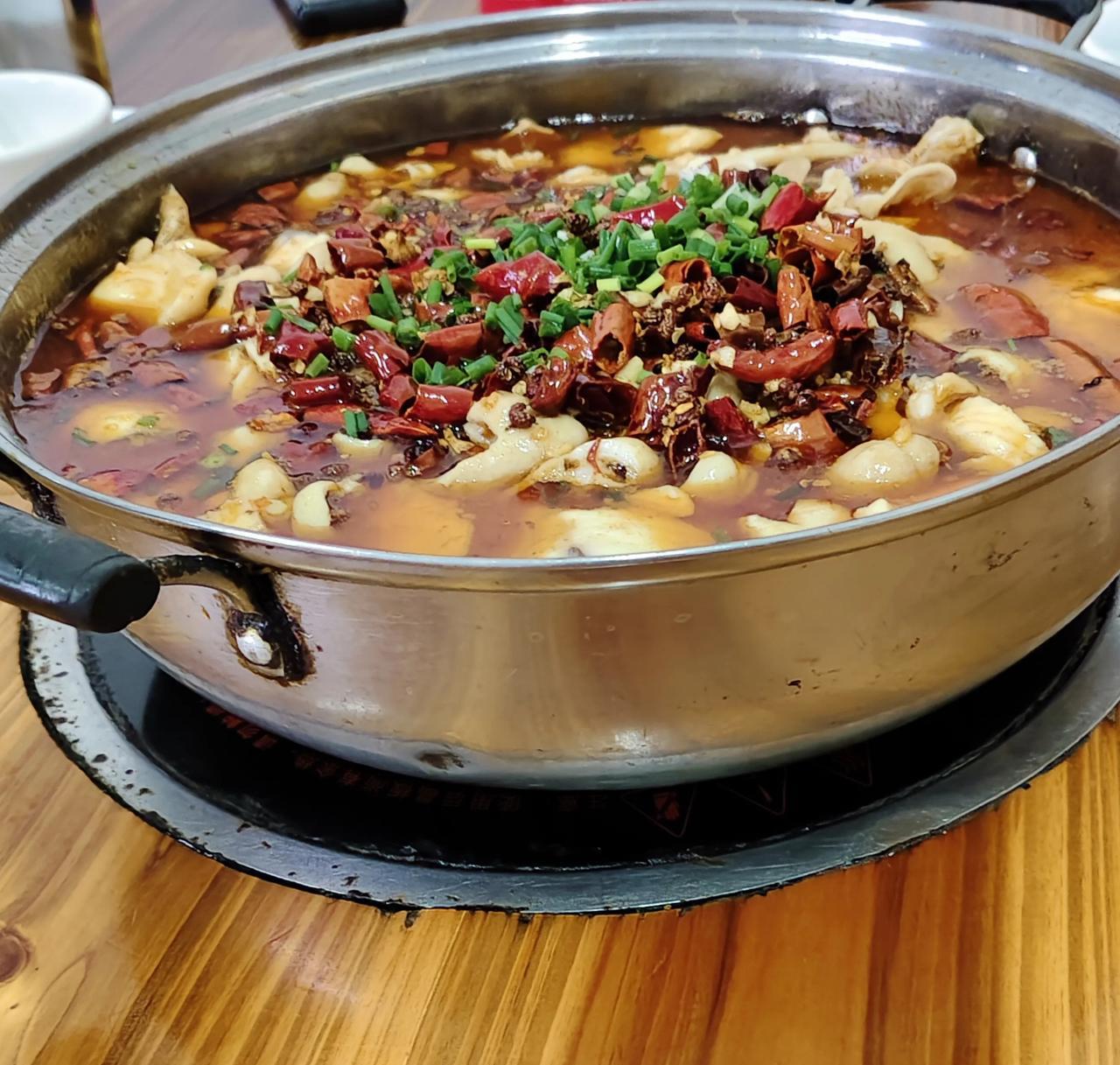 麻辣肥肠鱼，
是哪里的特色菜？
昨天晚上，
四个同事小聚。
在一个不起眼的餐馆，