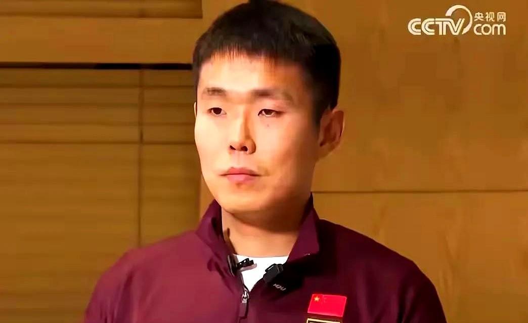 本届国足没有团结一致，有人诈伤退出，在联赛里生龙活虎。
其实踢球这事儿就跟做饭似