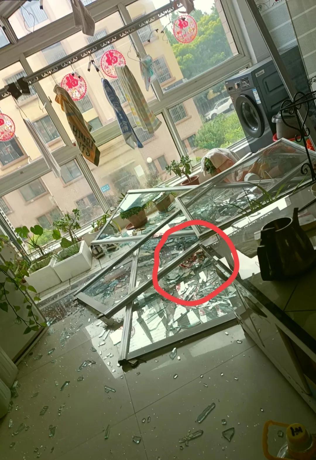 下班推开门，
心直接凉到脚底！
屋里一片狼藉，茶几歪在墙角，玻璃杯碎成渣混着墙灰