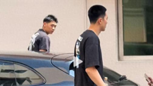 胡明轩已成崔永熙专职司机 训练结束小胡要把小崔拉回宿舍