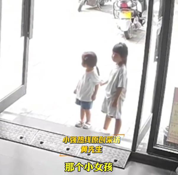桂林，一家店铺内，老板正在整理产品，突然门口走进来两个萌娃。两个小姑娘大概也就3