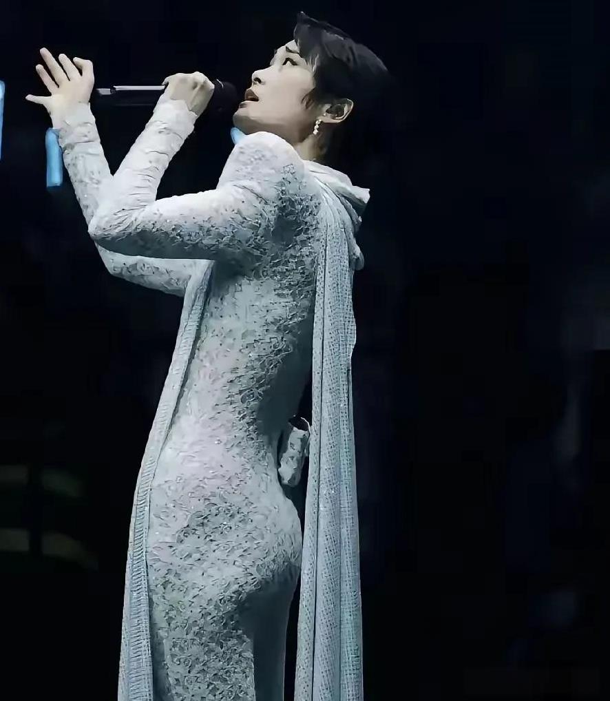 有人觉得李宇春穿性感漏体服饰登台跌眼睛，我却不这么看。以前李宇春总是西装造型，显