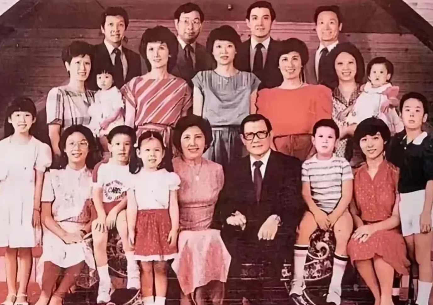 这是马英九一大家人的集体合影留念吧！这个家族成员中的人员都是男帅女美，个个颜值爆