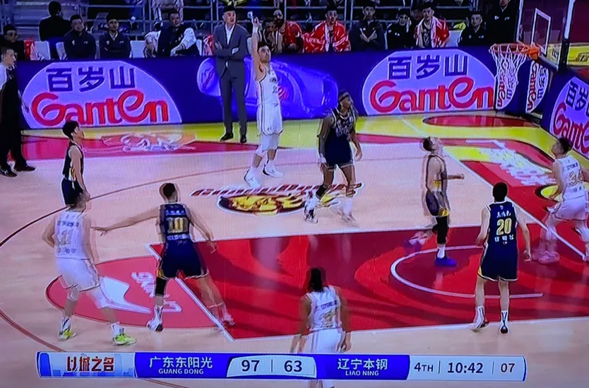 杜锋派徐昕上场，不是让他去练兵，而是实打实地让他去巩固内线的统治力！果然徐昕上场