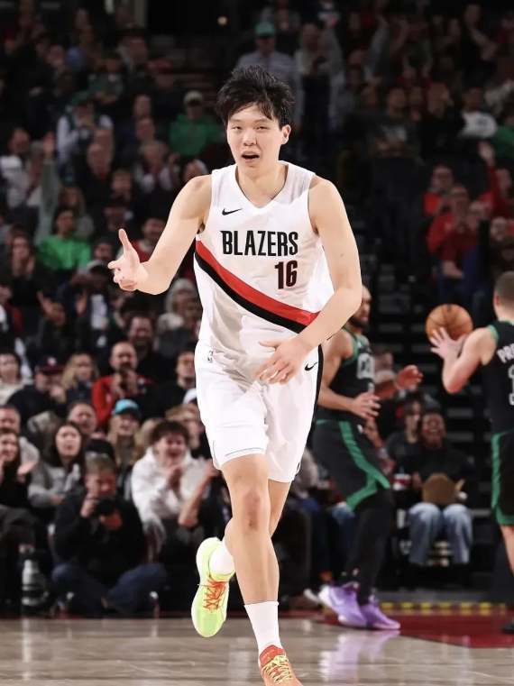 有进步了!

杨翰森抓住机会了。全明星新秀赛，安东尼队40-36小里弗斯队，杨翰