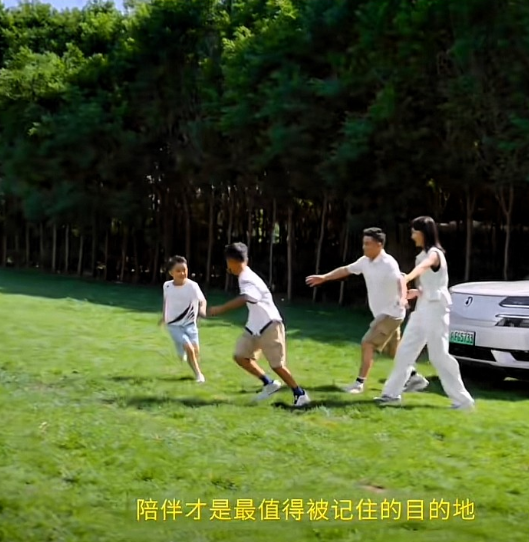 王皓挺牛啊，
带全家做广告[赞]

王皓媳妇儿一看就是搞文艺的，
气质非常好，