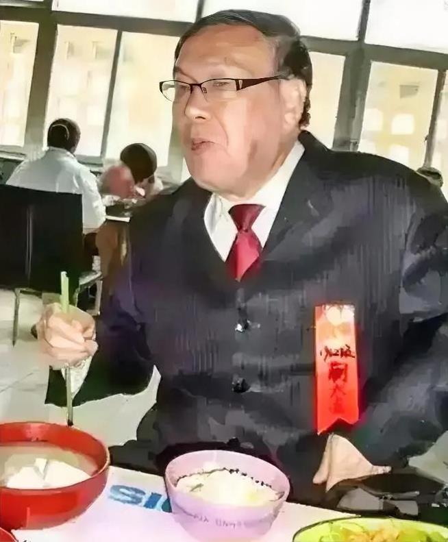 [中国赞]2015年的一天，清华大学举办校庆活动，食堂免费对所有校友开放，可蒯大