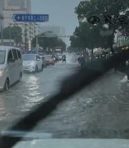 南宁今晚的暴雨下得有点大哦，
现在快要10点了还在下，
已经下了2个小时左右了，