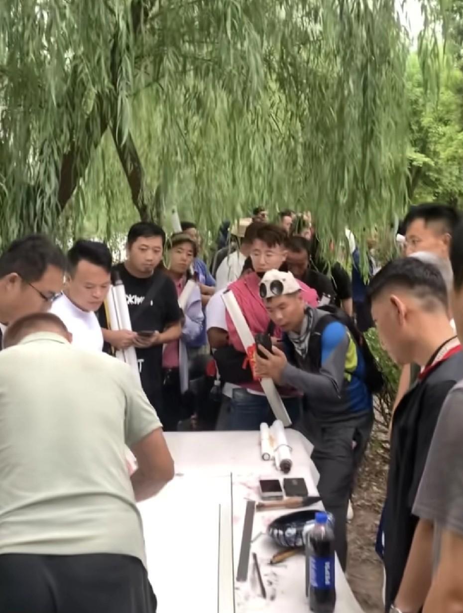 沈巍今天继续在某个临时基地写字，现场大约围观了30多名大小主播。
远道而来的粉丝
