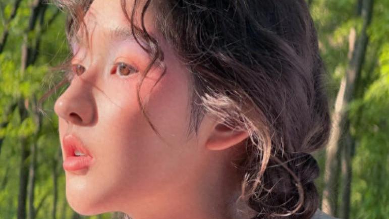 女星王玉雯晒照庆祝七夕，穿粉色长裙优雅贵气，头戴耳机活力十足