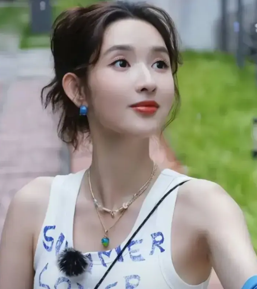 王玉雯的爸妈估计今晚睡不着了
他们怎么也没想到
王玉雯没有片酬也要拍戏，竟然是因