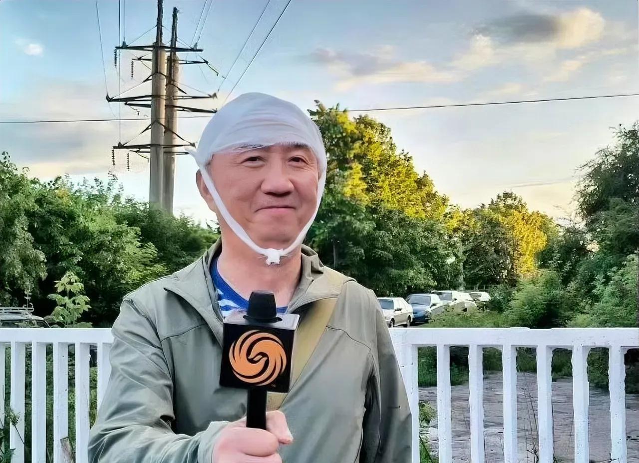 记者卢宇光没有被乌克兰吓倒，被无人机袭击，经过简单包扎后，卢宇光第一时间又返回了