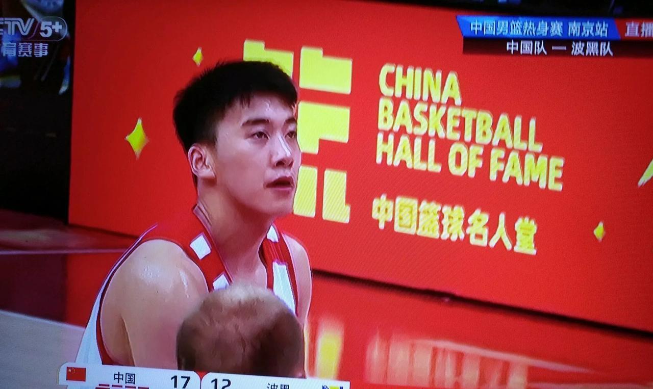 没有想到王俊杰在对阵波黑队的首节里状态低迷，三分哑火，罚球不进。上场5分多钟，六