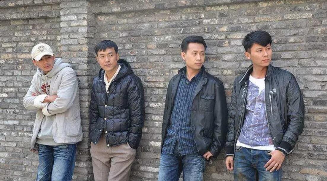 这四位男演员，年轻的时候没有一个长得很帅的，穿的衣服看上去就像村里的那些人，长得