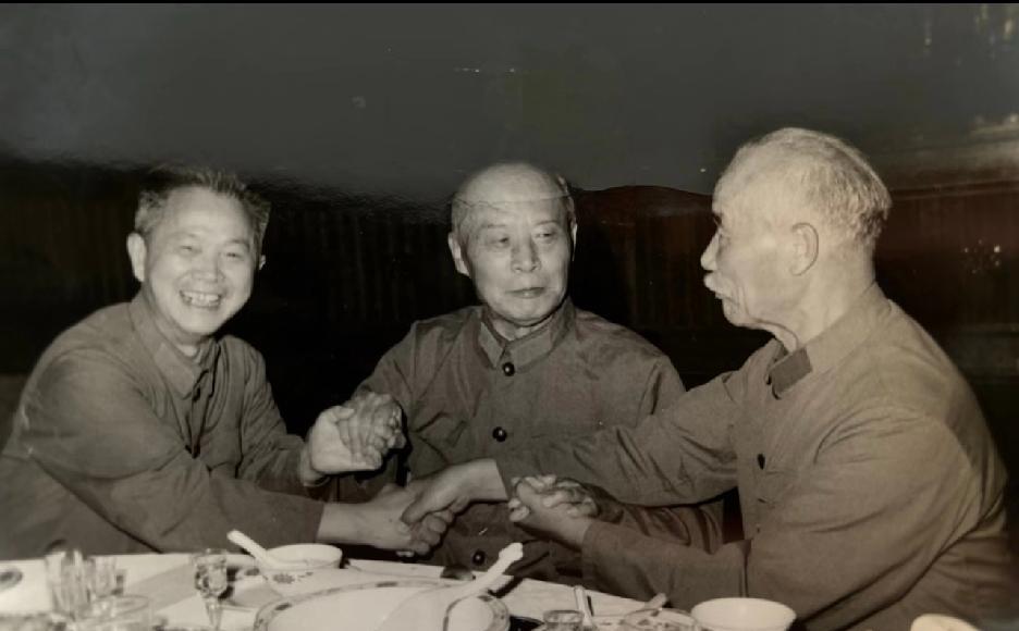 当年，年近八旬还在役的三位老将军的一张合影，左起：舒同（中央军委军战史编辑室主任