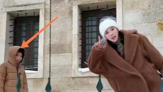 李思思土耳其之行，戴白帽妆容精致，俩儿子个头猛长！