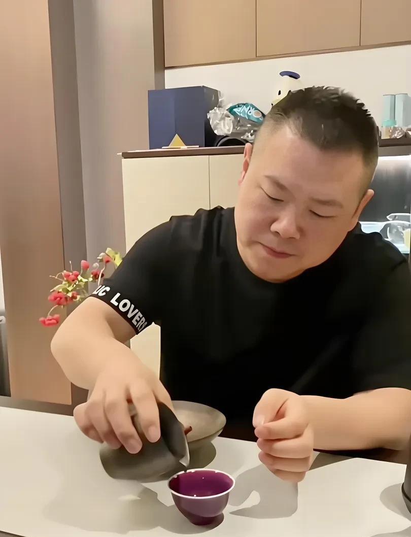 岳云鹏拍段子，
无意间说的一句话，
暴露和师傅郭德纲的真实关系，真不是一般的相处