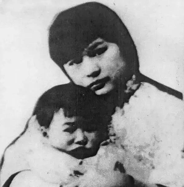 下图为陈乔年烈士的妻子史静仪和他幼年夭折的儿子陈红五。
1927年夏天的上海码头