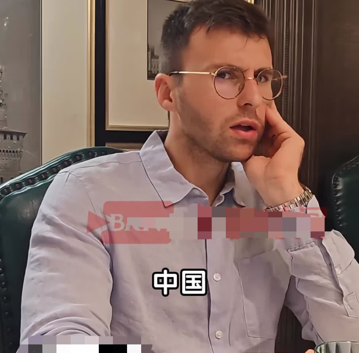 马库斯母亲的心愿要泡汤了，
马库斯母亲希望儿子能留在中国，
马库斯在直播间说