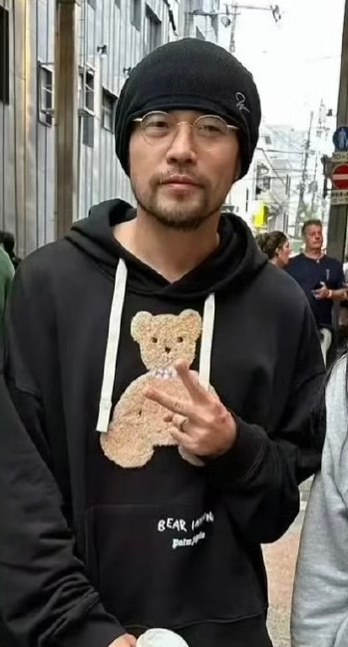 近日，有网友在日本偶遇周杰伦，他身着黑色卫衣，背稍显佝偻。

据媒体此前报道，刘