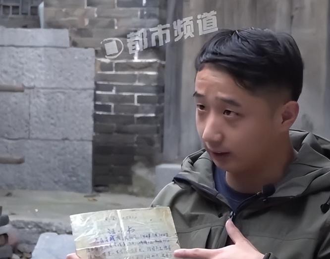 牛雨航一直觉得自己生活幸福无比。然而24岁那年，母亲无意中说的一句话，让他的世界