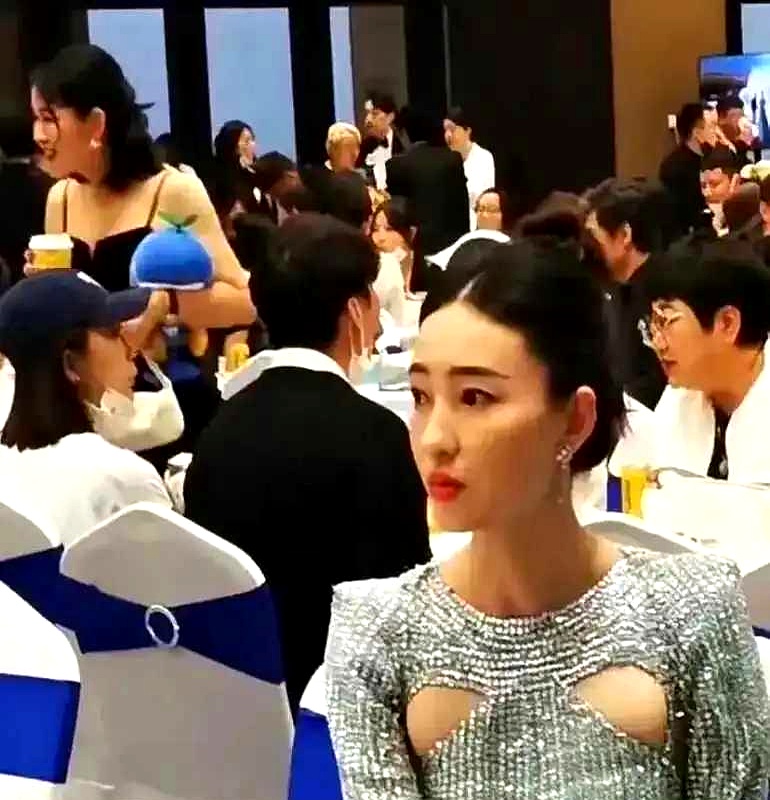 尺寸不对？设计师的锅？这逻辑好像不太对劲。

想想看，设计师提供的是设计图，