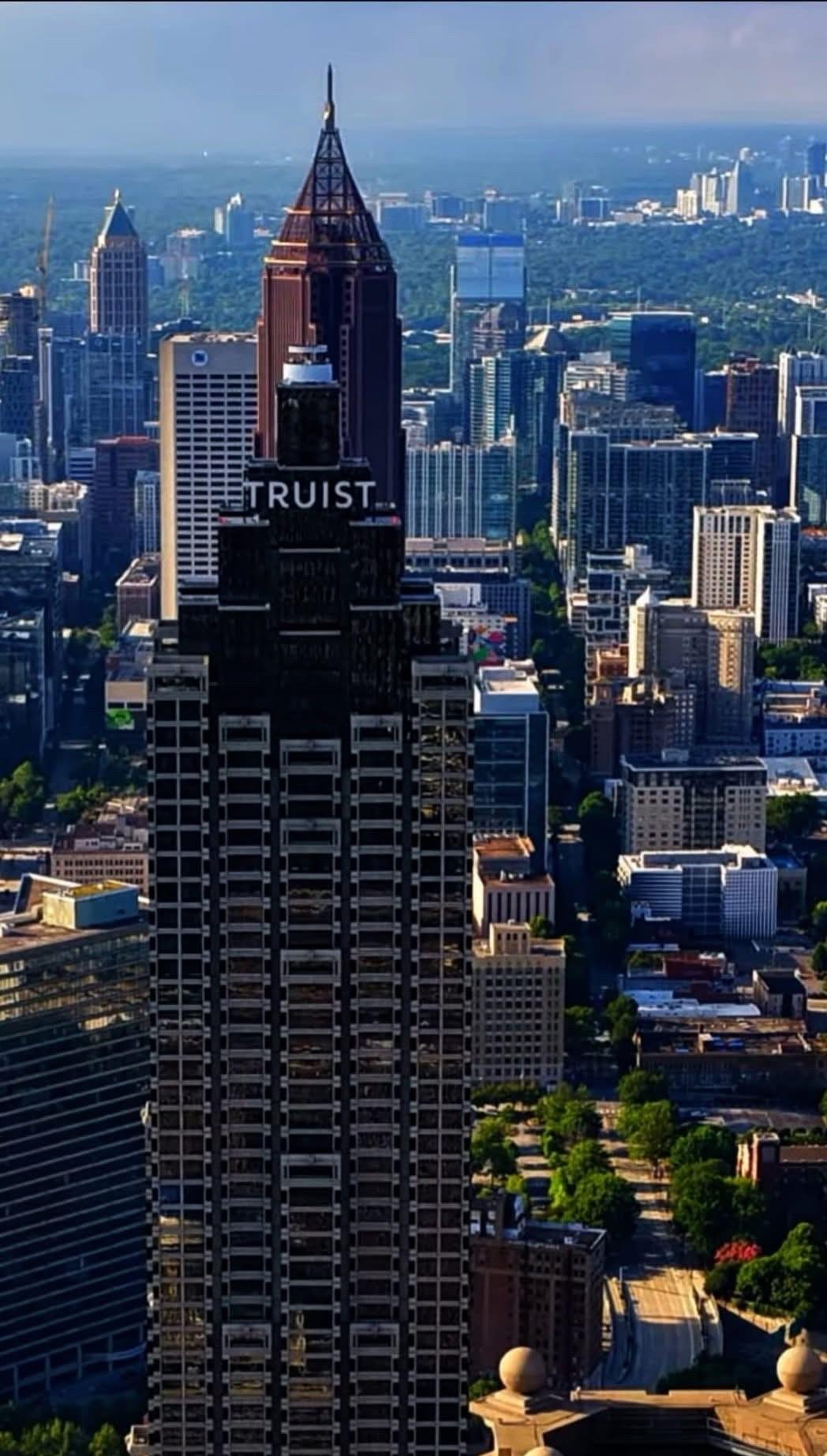 亚特兰大（英语：Atlanta）是美国佐治亚州首府及最大城市，也是富尔顿县的县政