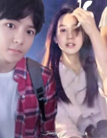 侯明昊、陈都灵//清纯氧气学姐和萌萌哒学弟在路边摊吃烧烤被人看见了
