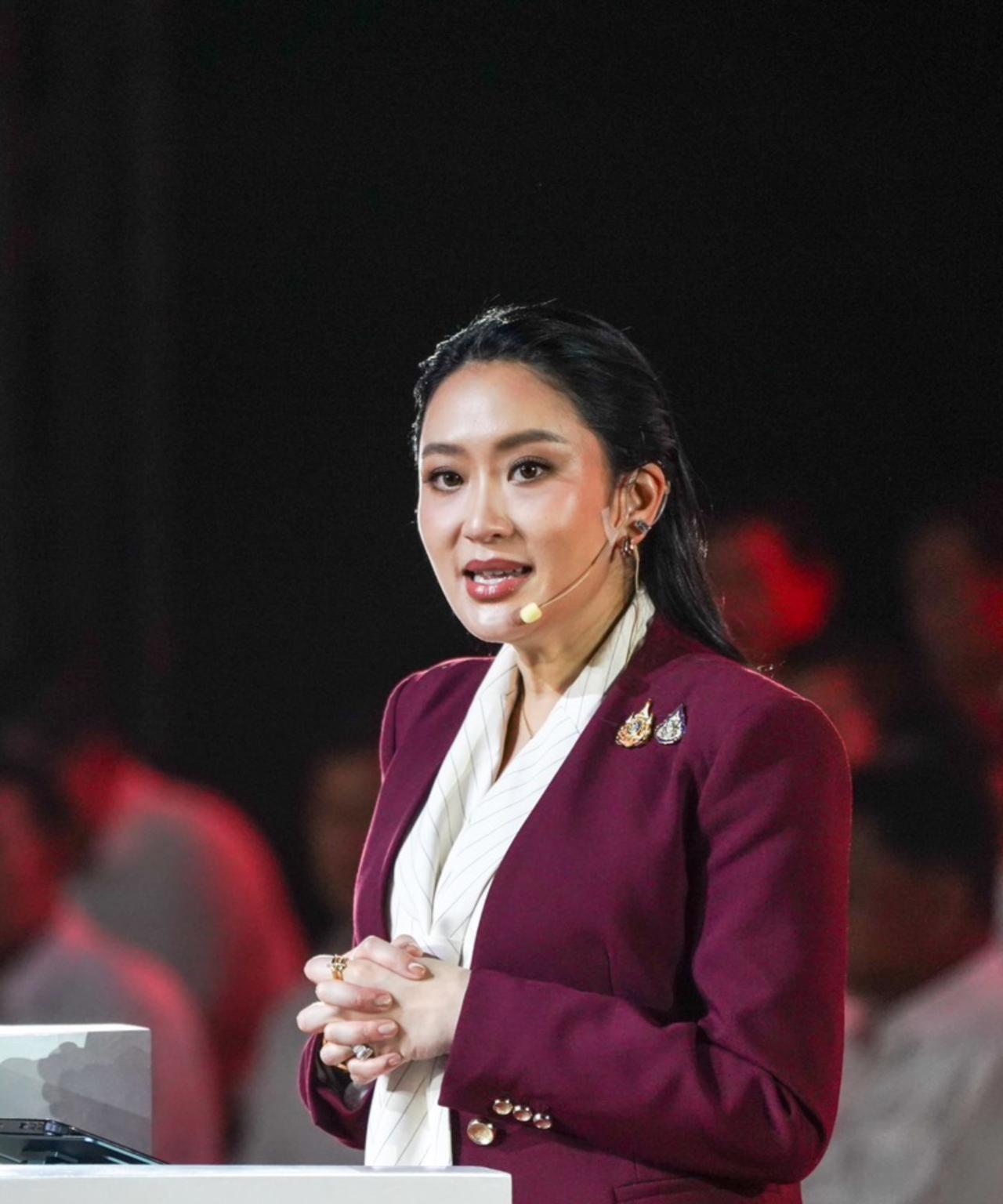 佩通坦充满自信，演讲的时候好迷人
为泰党在总部热闹组织演讲，正式宣布投身选举，并