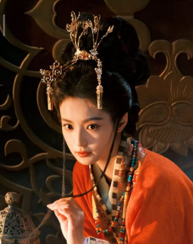 张雅钦的正红战国袍太有感觉，楚地纹样配高髻金饰梦回古画 ​​​