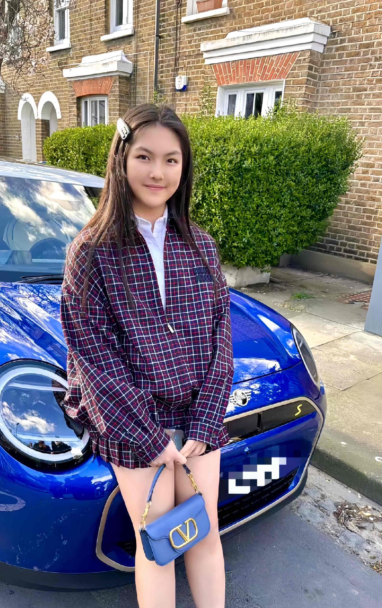 2024年，王诗龄坐妈妈李湘给她买的车出行，心情美美哒。
那个时候王诗龄才15岁