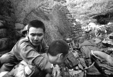 1945年5月，机枪手曾岳峰因伤掉队，独自在山上遇到了100名正在吃饭的日军。他
