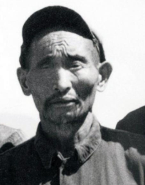 1952年大凉山深处，解放军从奴隶主手中解救出一名双眼溃烂的汉人。当他说出
