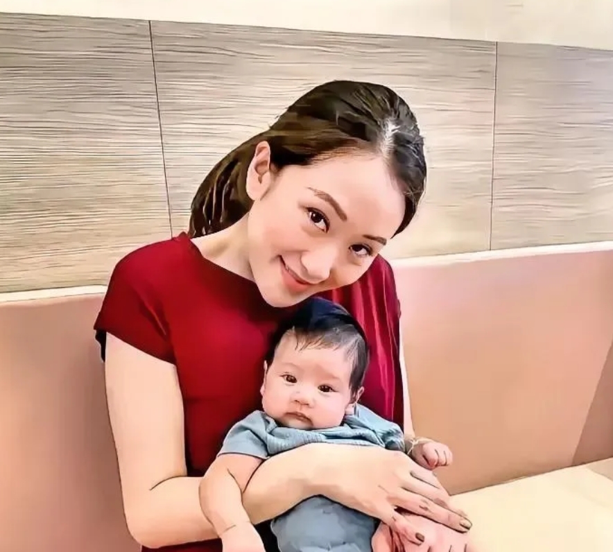 佩通坦从精致主妇到疲于政务的总理，看似励志，实为政治牺牲品。权力光环下，她失去的